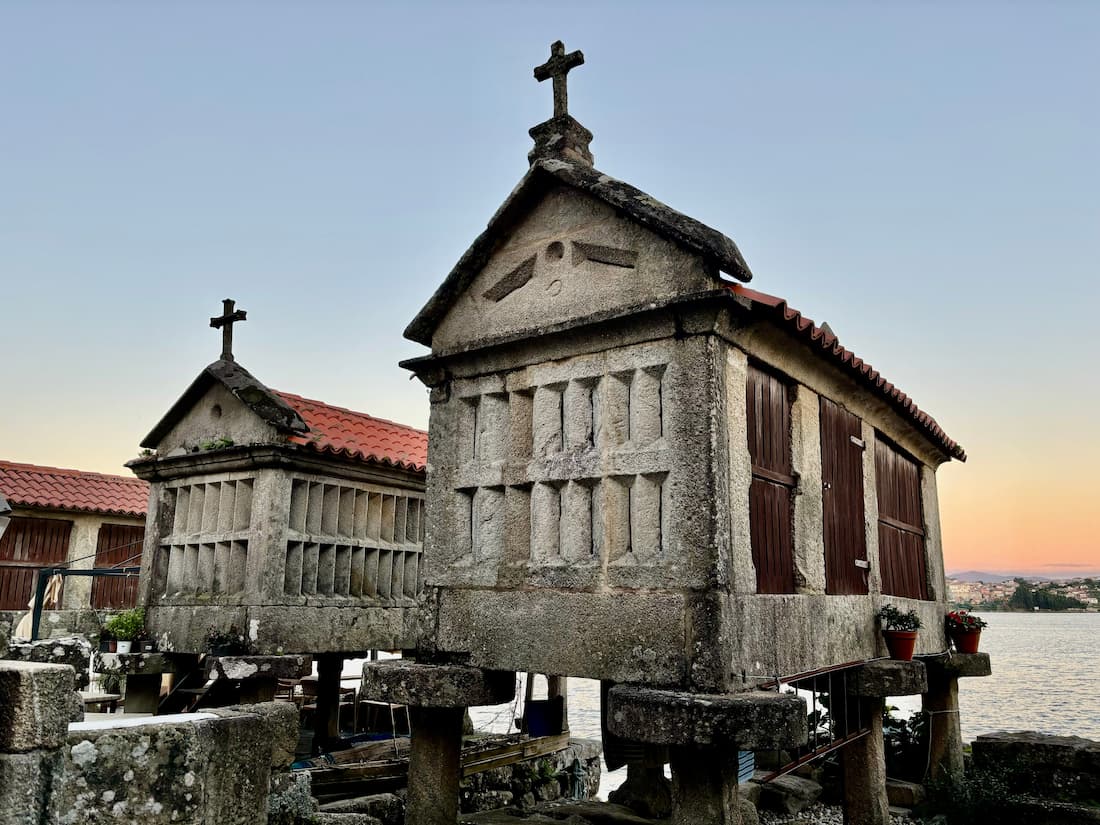 Hórreos de piedra gallegos junto al agua al atardecer cerca de La Toja con arquitectura tradicional única