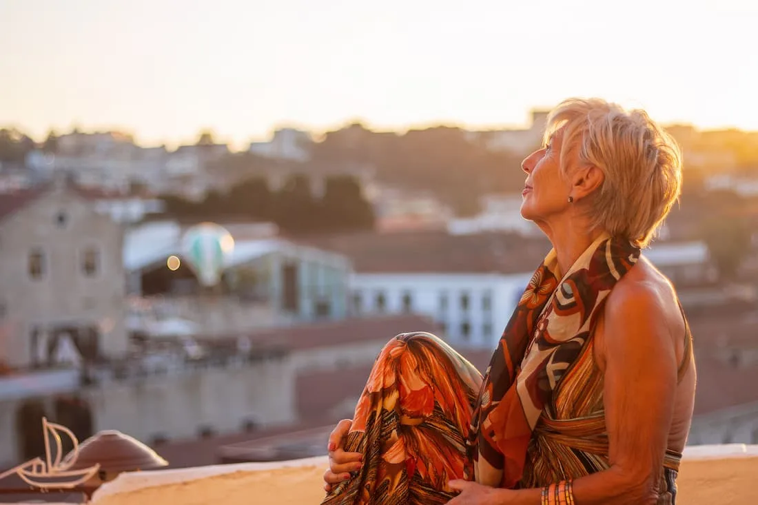 Viajera sola en mirador de Alfama Lisboa Portugal destino para viajar solo después de los 50
