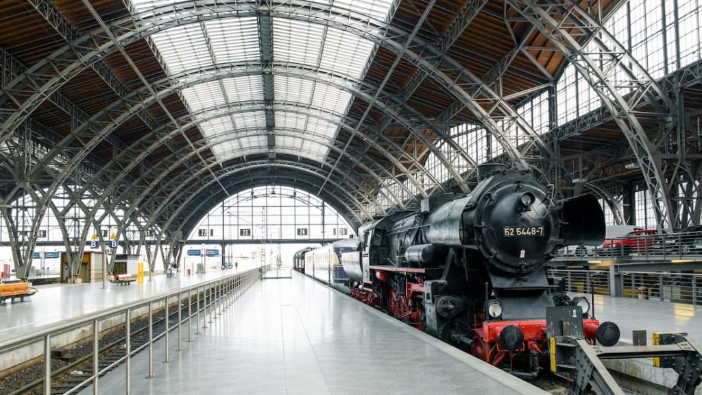 Locomotora de vapor antigua en la estación de tren de Leipzig Alemania trenes nocturnos de lujo en Europa