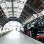 Locomotora de vapor antigua en la estación de tren de Leipzig Alemania trenes nocturnos de lujo en Europa