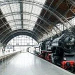 Locomotora de vapor antigua en la estación de tren de Leipzig Alemania trenes nocturnos de lujo en Europa