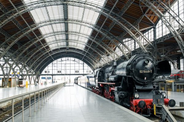 Locomotora de vapor antigua en la estación de tren de Leipzig Alemania trenes nocturnos de lujo en Europa