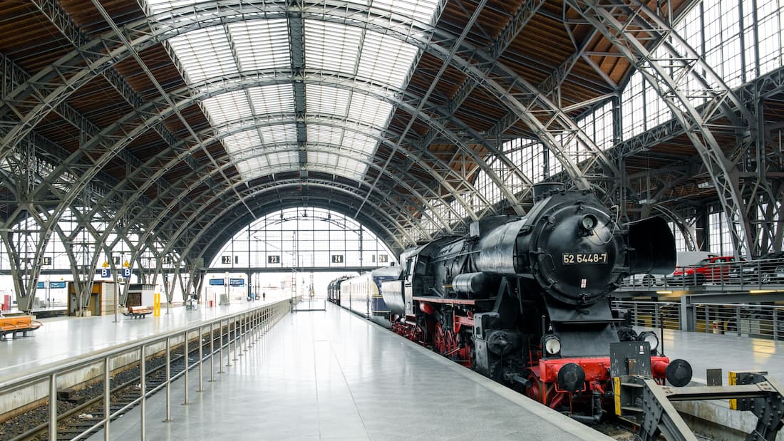 Locomotora de vapor antigua en la estación de tren de Leipzig Alemania trenes nocturnos de lujo en Europa