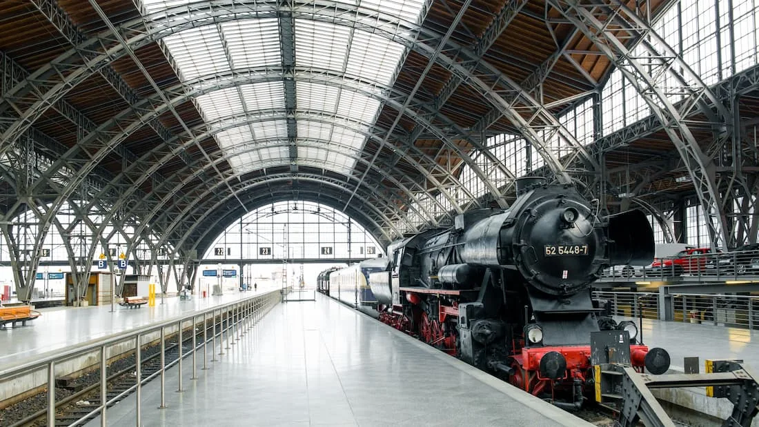 Locomotora de vapor antigua en la estación de tren de Leipzig Alemania trenes nocturnos de lujo en Europa