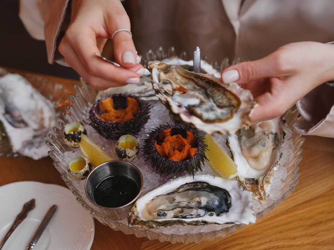 Bandeja de marisco gallego con ostras almejas y percebes en restaurante de O Grove junto a La Toja