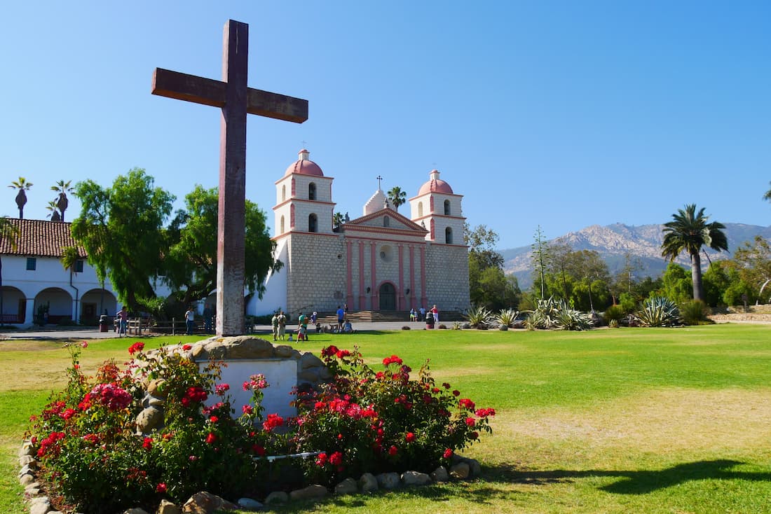 Fachada neoclásica con campanarios gemelos de la Misión Santa Bárbara California legado hispano