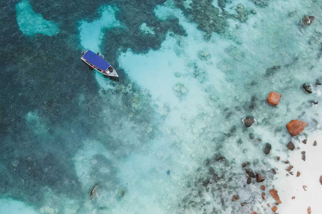 Playa Knip en Curaçao con aguas turquesas y arrecife de coral en el Caribe neerlandés