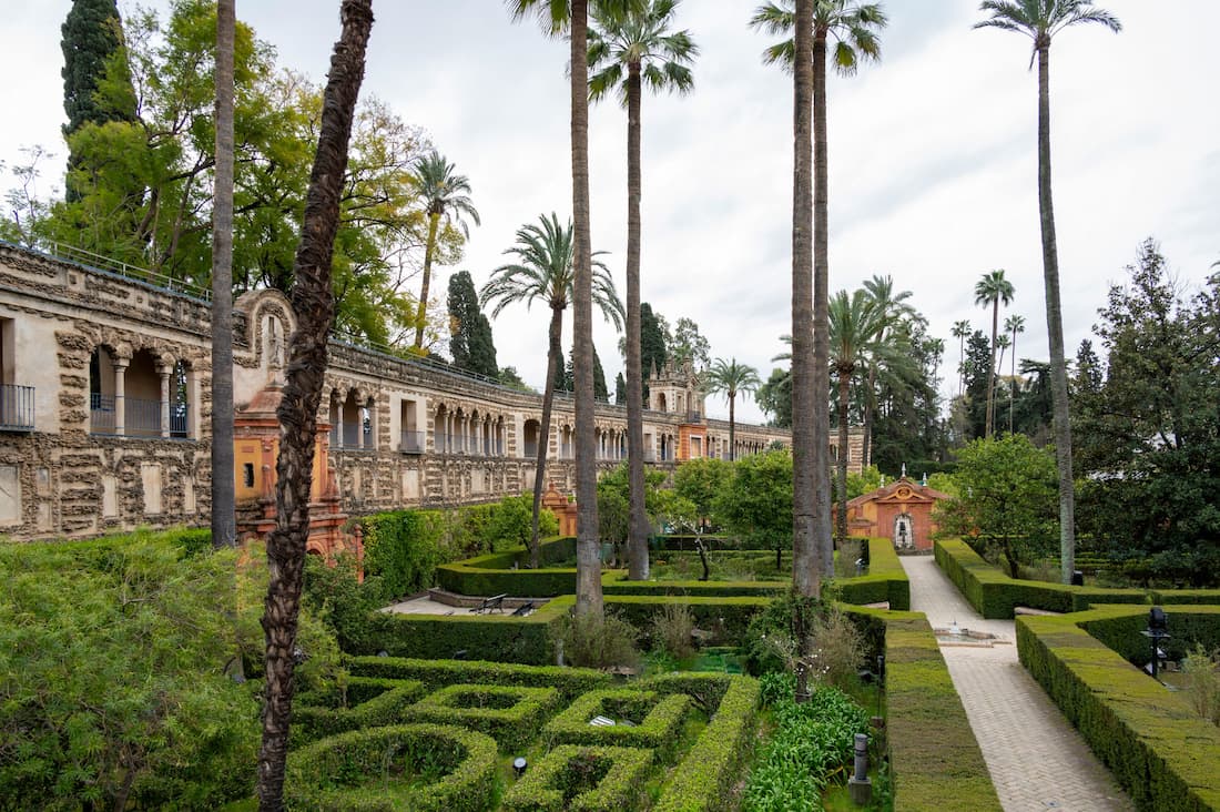 Patio y jardines del Real Alcázar de Sevilla con arquitectura mudéjar Patrimonio de la Humanidad UNESCO