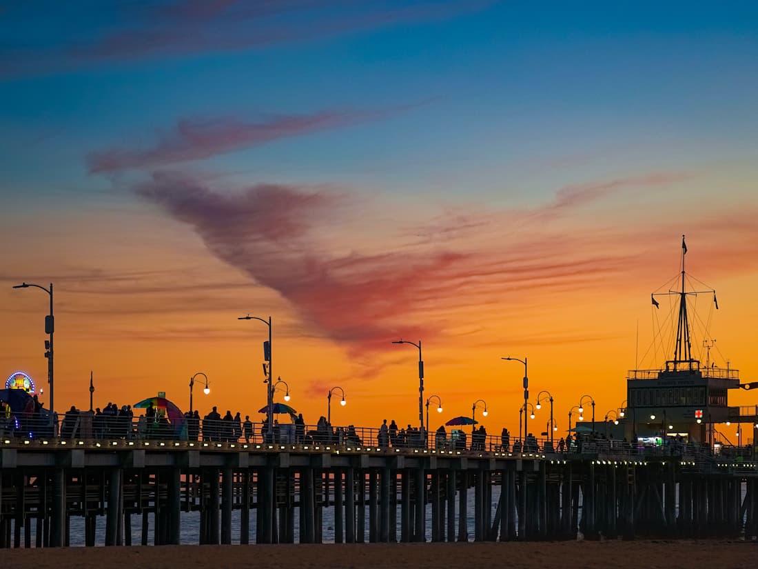 Stearns Wharf muelle histórico de Santa Bárbara California con vistas al Océano Pacífico al atardecer