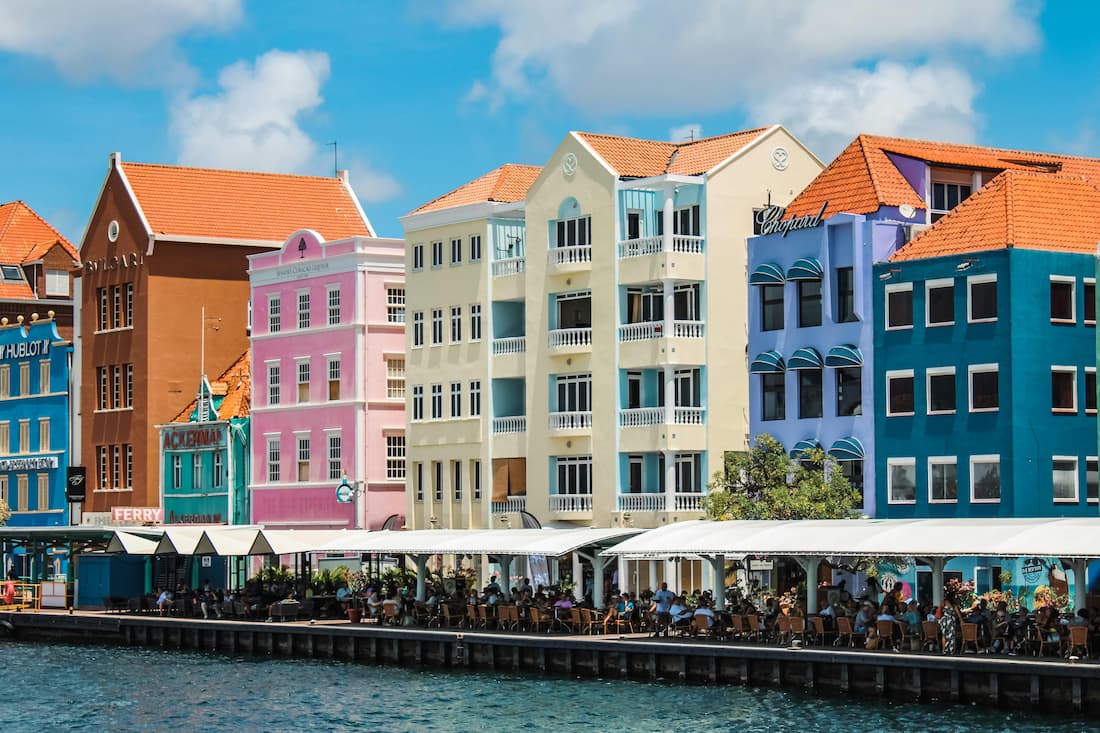 Fachadas coloniales neerlandesas de colores en el barrio Handelskade de Willemstad Curaçao Patrimonio UNESCO