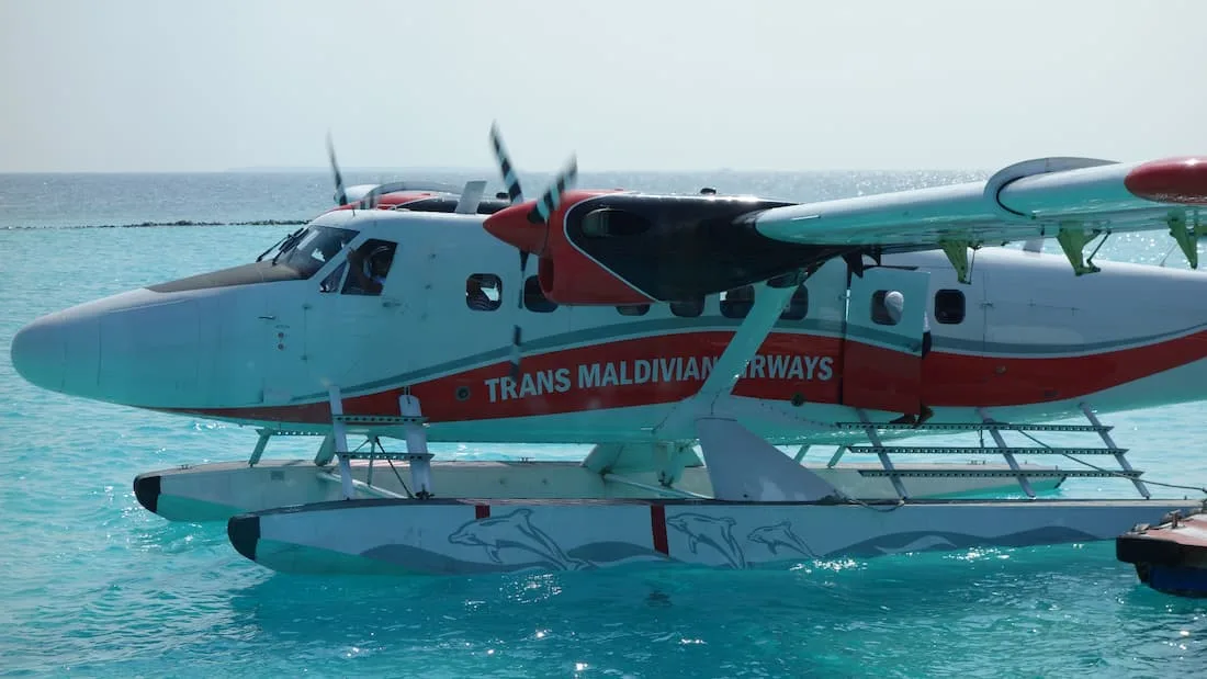 Hidroavión de Trans Maldivian Airways sobre las aguas turquesas de Maldivas traslado a resort de luna de miel