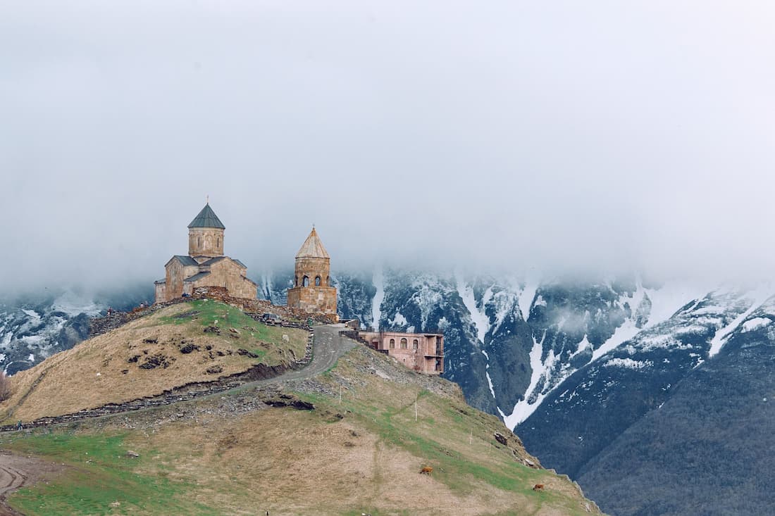 Monasterio de Georgia con paisaje del Cáucaso y viñedos destinos para el viajero que ya lo ha visto todo
