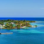 Vista panorámica de isla caribeña rodeada de aguas turquesas y azul intenso en las Islas de la Bahía Roatán Honduras