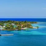 Vista panorámica de isla caribeña rodeada de aguas turquesas y azul intenso en las Islas de la Bahía Roatán Honduras