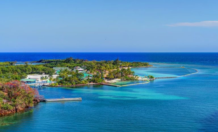 Vista panorámica de isla caribeña rodeada de aguas turquesas y azul intenso en las Islas de la Bahía Roatán Honduras