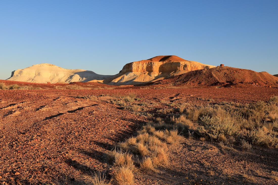 Paisaje rojo del outback australiano atravesado por la ruta ferroviaria de The Ghan entre Adelaide y Darwin