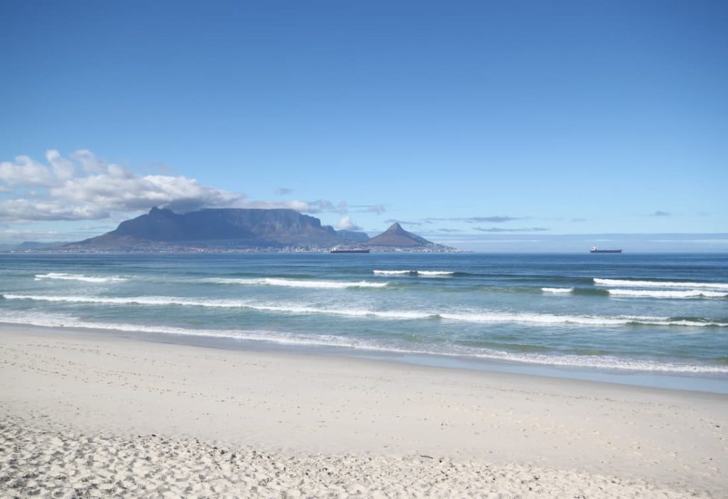 Table Mountain de Ciudad del Cabo vista desde la playa blanca punto de llegada del legendario tren de lujo Blue Train Sudáfrica