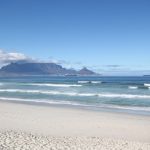 Table Mountain de Ciudad del Cabo vista desde la playa blanca punto de llegada del legendario tren de lujo Blue Train Sudáfrica