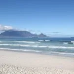 Table Mountain de Ciudad del Cabo vista desde la playa blanca punto de llegada del legendario tren de lujo Blue Train Sudáfrica