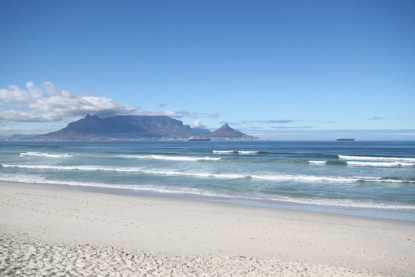 Table Mountain de Ciudad del Cabo vista desde la playa blanca punto de llegada del legendario tren de lujo Blue Train Sudáfrica