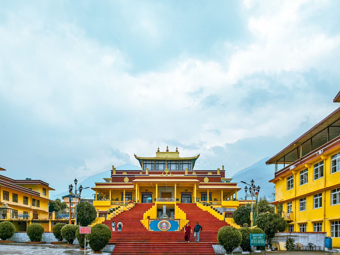 Templo dzong de Bhután con montañas del Himalaya al fondo destinos para el viajero que ya lo ha visto todo