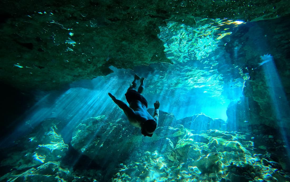 Cenote de agua cristalina en la Riviera Maya Yucatán México experiencia única luna de miel