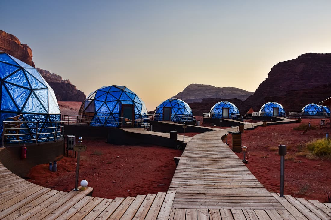 Campamento beduino de lujo en Wadi Rum bajo el cielo estrellado del desierto de Jordania