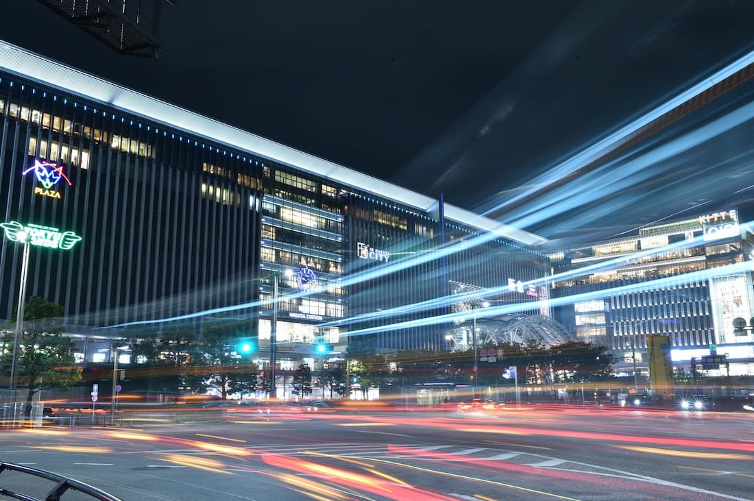 Estación de Hakata Fukuoka de noche con trazos de luz de larga exposición ciudad de salida del Seven Stars Kyushu Japón