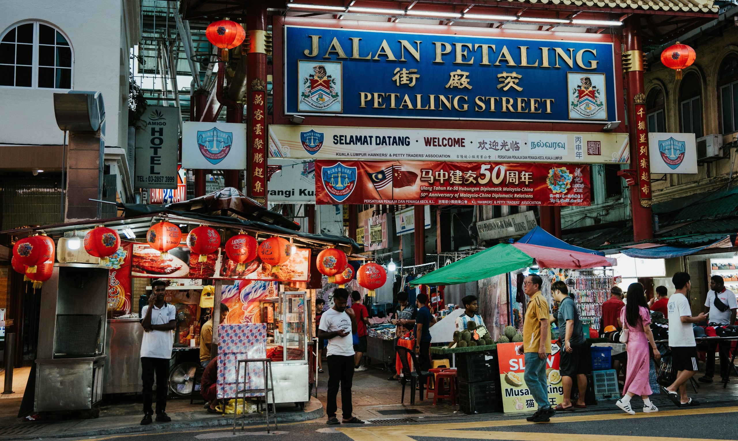 Entrada de Jalan Petaling calle principal del Chinatown de Kuala Lumpur Malaysia con faroles rojos y puestos de comida