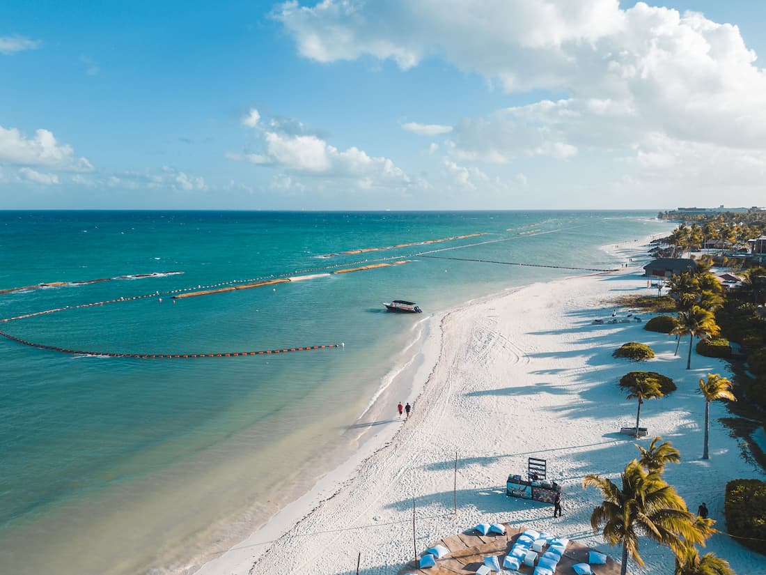 Playa caribeña de agua turquesa y arena blanca en Riviera Maya Cancún México destino luna de miel