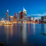 Skyline nocturno de Ho Chi Minh reflejado en el río Saigón con rascacielos iluminados Vietnam
