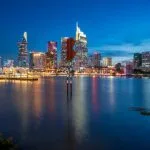 Skyline nocturno de Ho Chi Minh reflejado en el río Saigón con rascacielos iluminados Vietnam