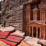 El Tesoro de Petra en Jordania visto desde las alturas con alfombras beduinas en primer plano y arenisca rosa