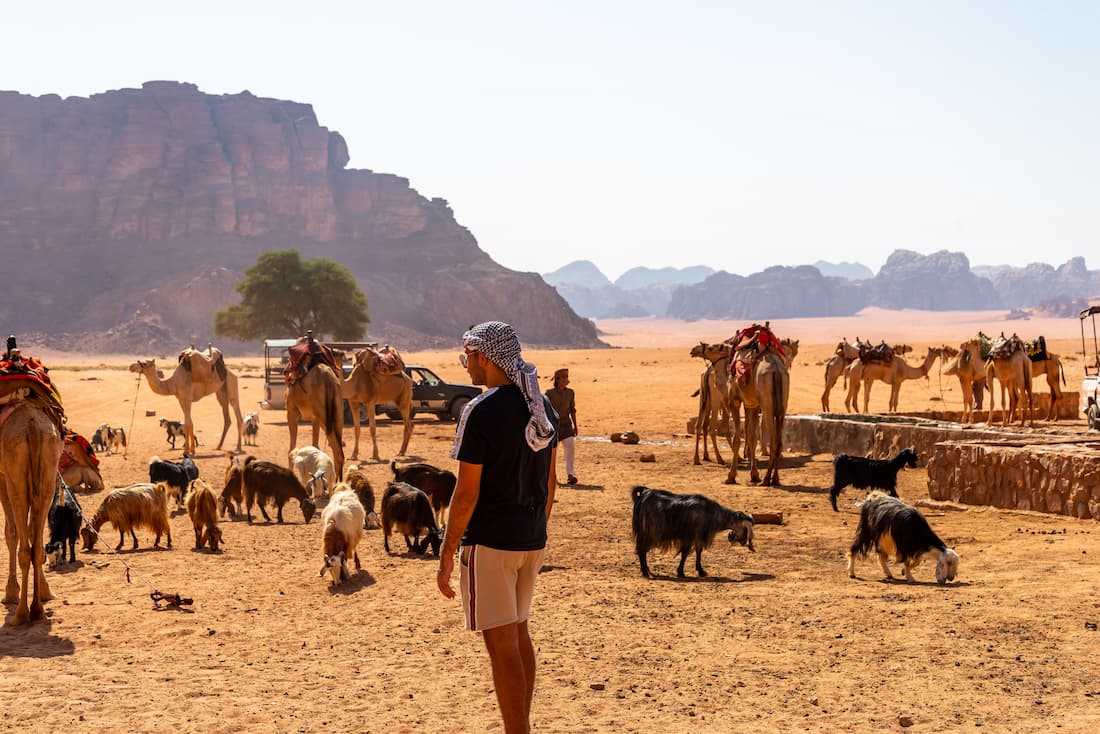 Desierto de Wadi Rum con formaciones rocosas rojas y arena dorada en Jordania paisaje extraordinario