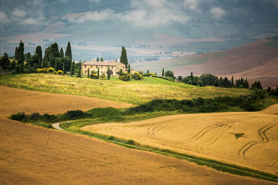 Paisaje rural de la Toscana con luz dorada de atardecer en otoño