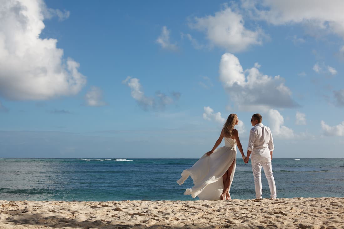 Pareja romántica al atardecer en Punta Cana Caribe República Dominicana luna de miel todo incluido