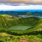 Vista aérea del cráter volcánico de Sete Cidades con sus lagunas verde y azul, Azores, Portugal
