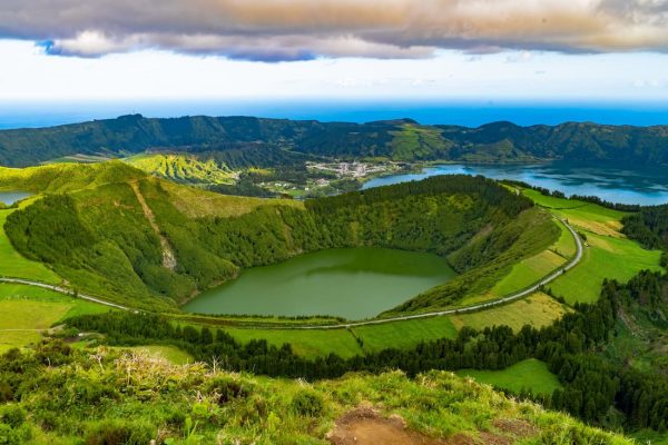 Vista aérea del cráter volcánico de Sete Cidades con sus lagunas verde y azul, Azores, Portugal
