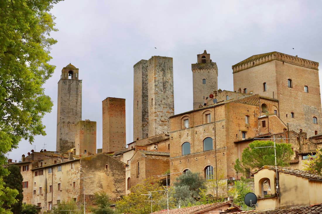 Torres medievales de San Gimignano al atardecer en la Toscana